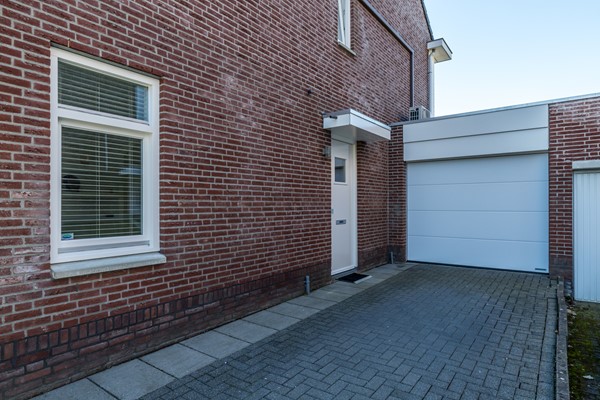 Foto - Verkocht onder voorbehoud: In een rustige en kindvriendelijke woonomgeving staat deze moderne instapklare geschakelde twee-onder-een-kapwoning (bouwjaar 2011) met voldoende woonoppervlakte, garage en tuin.